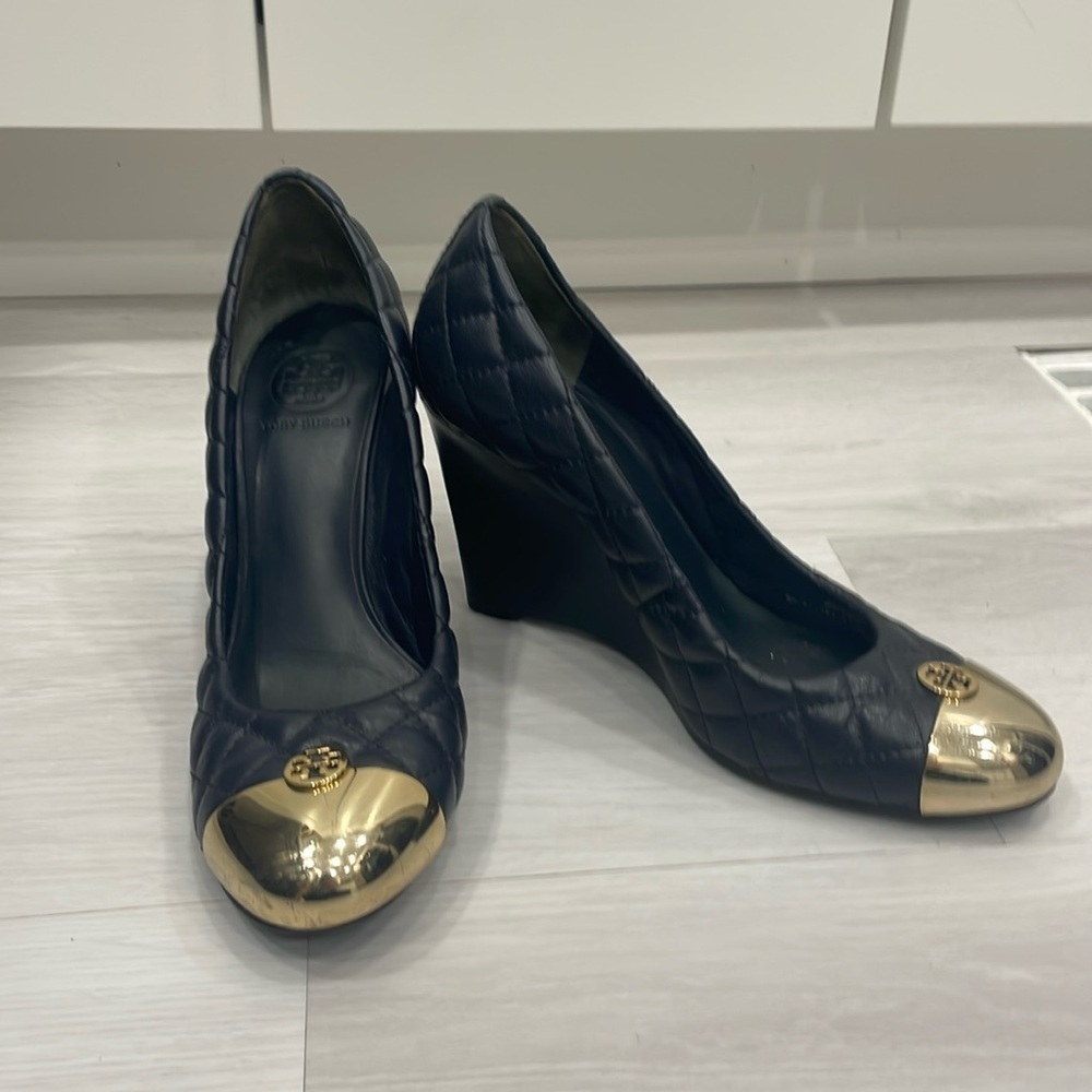 Tory Burch Kaitlyn Navy and Gold Quilted Wedge Heels Size 9M
